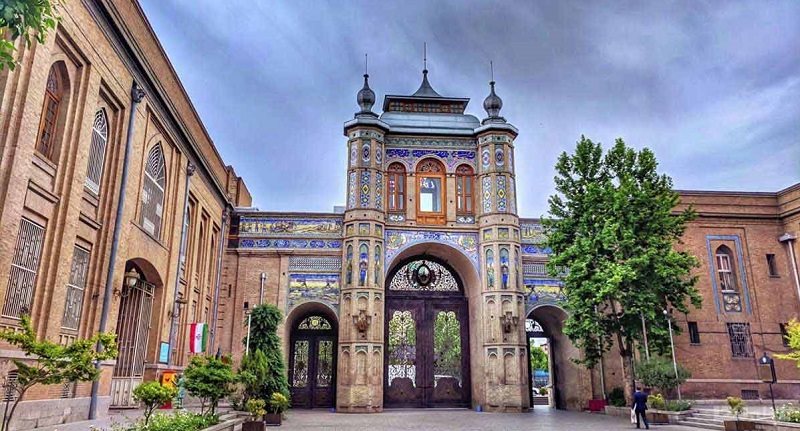 نمای سردر باغ ملی تهران در روز